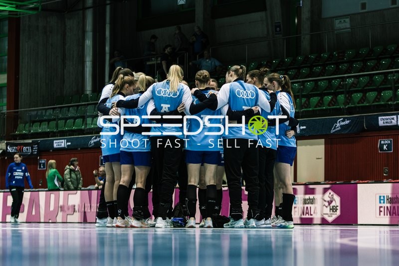 Szene mit Team Person 10456 im Teamkreis