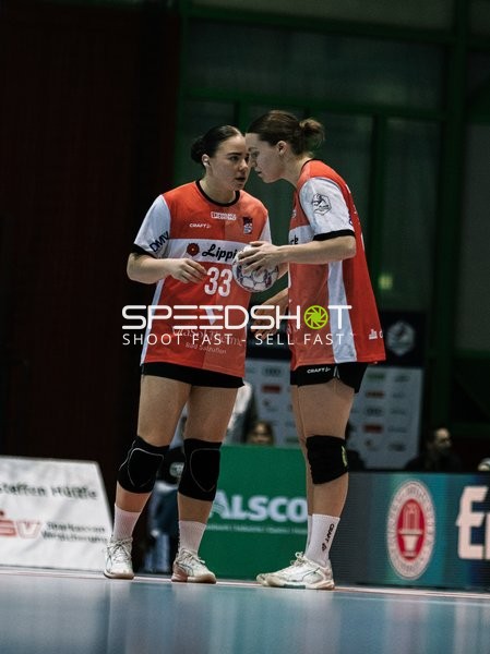 Szene mit Maxi Mühlner (10; HSG Blomberg-Lippe) und Elin Rosa Magnusdottir (33; HSG Blomberg-Lippe)