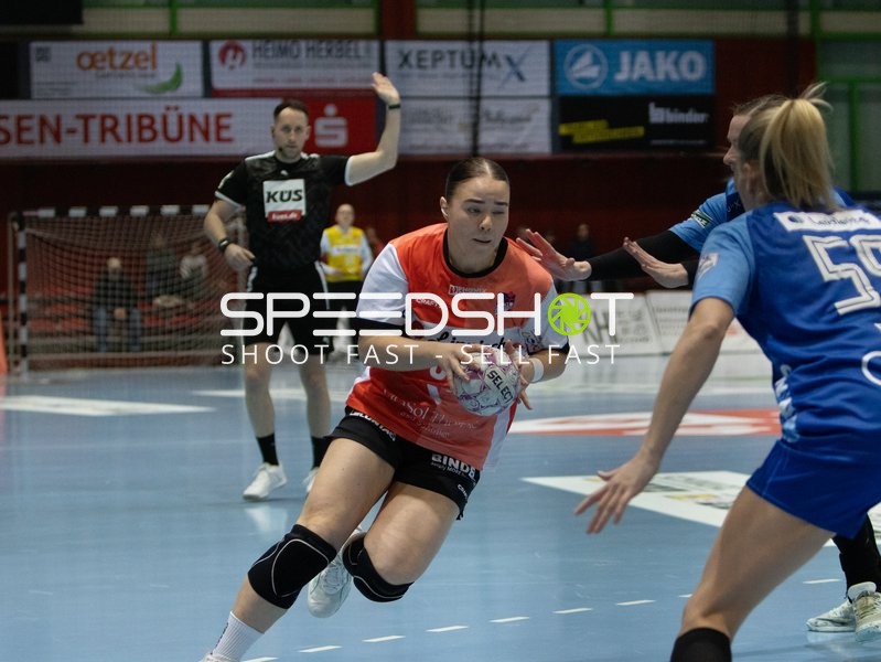 Szene mit Elin Rosa Magnusdottir (33; HSG Blomberg-Lippe) und Gegnern