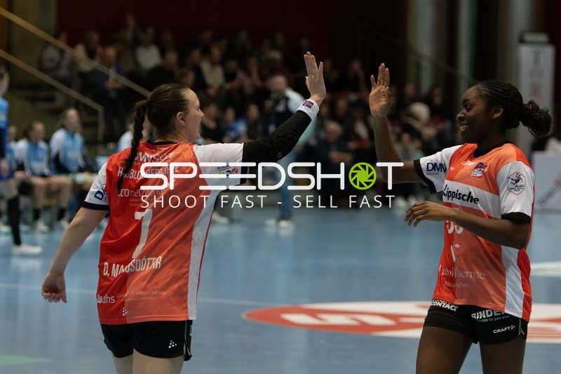 Szene mit Farrelle Njinkeu (55; HSG Blomberg-Lippe) und Diana Dögg Magnusdottir (7; HSG Blomberg-Lippe)