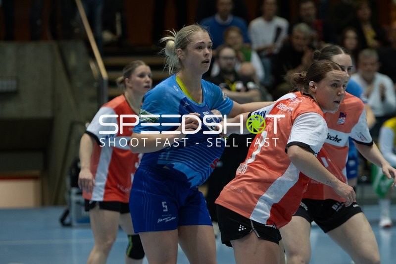 Szene mit Kim Hinkelmann (5; Sport-Union Neckarsulm) und Laura Rüffieux (3; HSG Blomberg-Lippe)