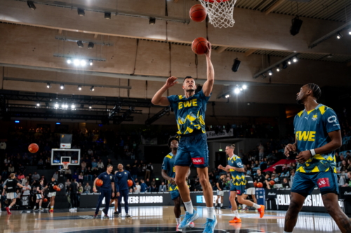 Filip Stanic (65; EWE Baskets Oldenburg) in Aktion