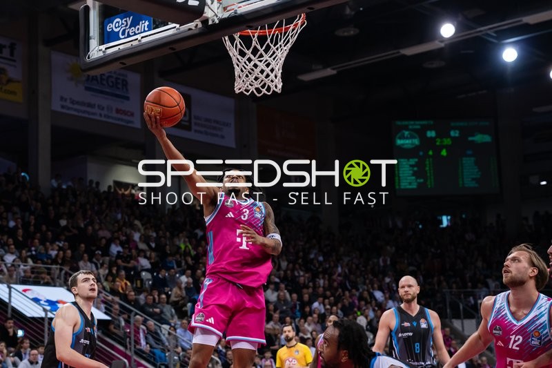 Zachery Cooks (3; Telekom Baskets Bonn) am Korb in Aktion