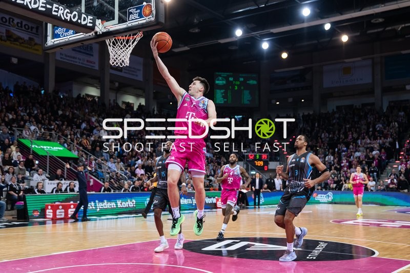 Grayson Murphy (7; Telekom Baskets Bonn) mit Layup