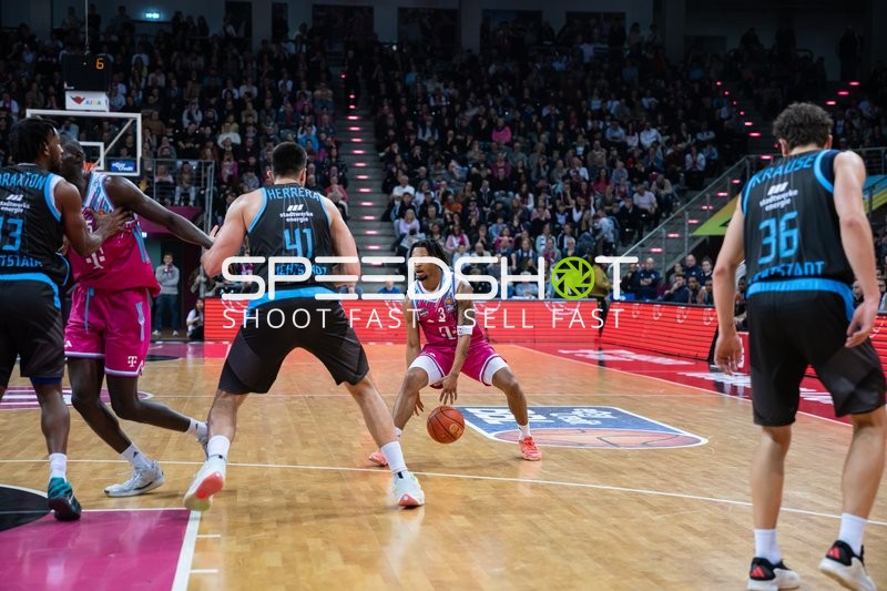 Zachery Cooks (3; Telekom Baskets Bonn) mit Ball gegen Alex Herrera (41; Science City Jena) und Kristofer Krause (36; Science City Jena)