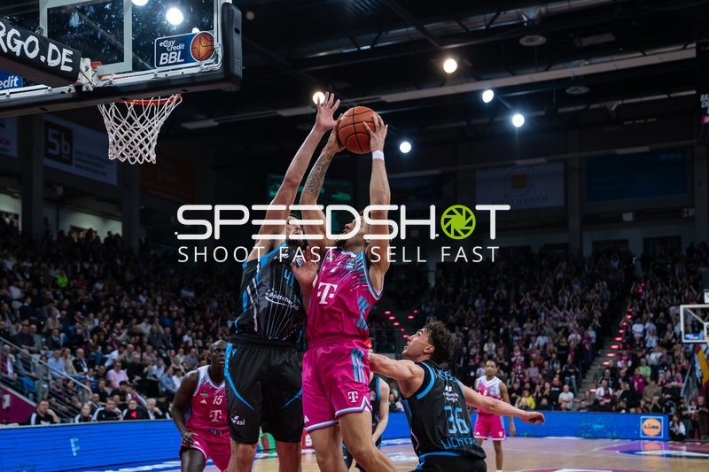 Alijah Comithier (2, Telekom Baskets Bonn) gegen Alex Herrera (41, Science City Jena) am Korb