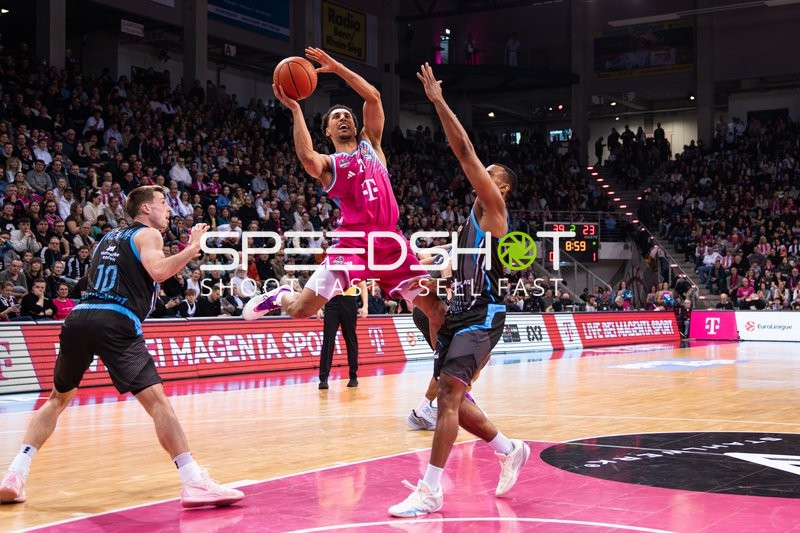 Joel Aminu (21; Telekom Baskets Bonn) mit Wurf gegen Joe Wieskamp (10; Science City Jena)
