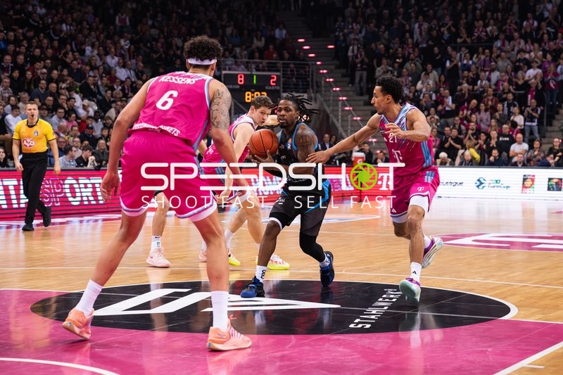 Spielaktion mit Joel Aminu (21; Telekom Baskets Bonn) und Patrick Heckmann (33; Telekom Baskets Bonn)