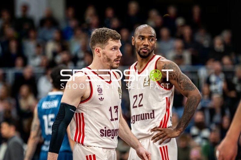 Szene mit Isiaha Mike (22; FC Bayern Basketball) und Andreas Obst (13; FC Bayern Basketball)