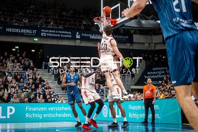 Spielaktion mit Osun Osunniyi (12; MLP Academics Heidelberg)