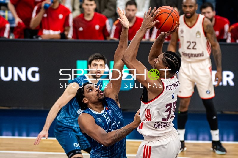 Spielaktion mit Justus Hollatz (21; FC Bayern Basketball) und 12; FC Bayern Basketball