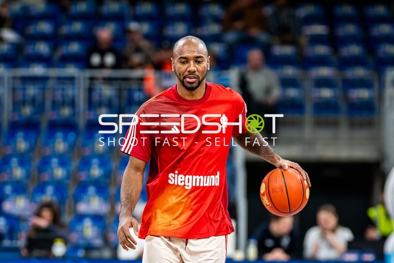 Isiaha Mike (22; FC Bayern Basketball) mit Ball in Aktion