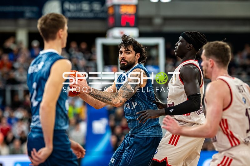 Spielaktion mit 15; FC Bayern Basketball