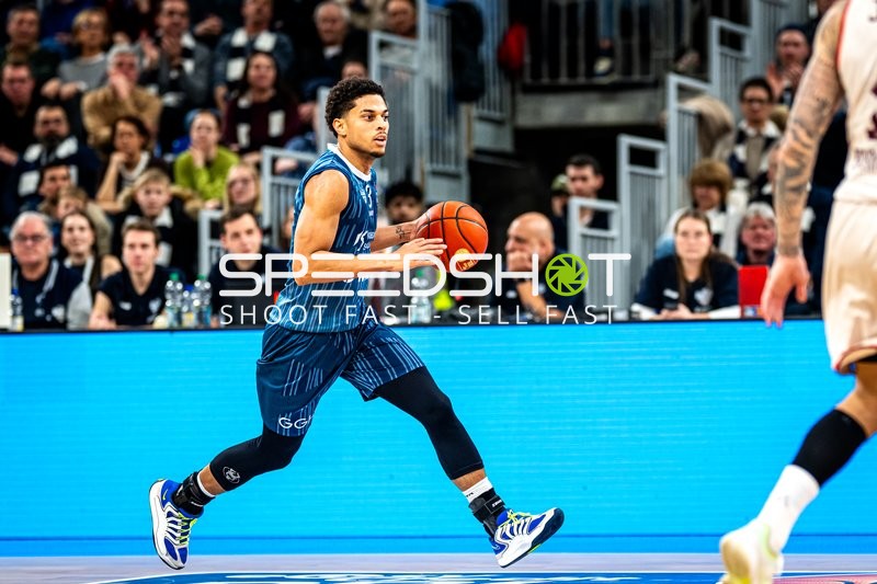 Kevin McClain (3; MLP Academics Heidelberg) mit Ball