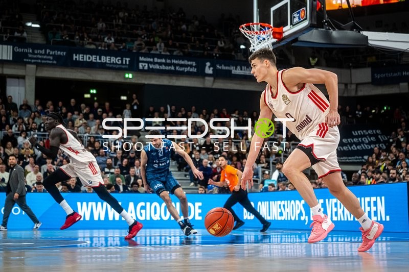 Spielaktion mit Neno Dimitrijevic (0; FC Bayern Basketball) und Mateo Seric (21; MLP Academics Heidelberg)