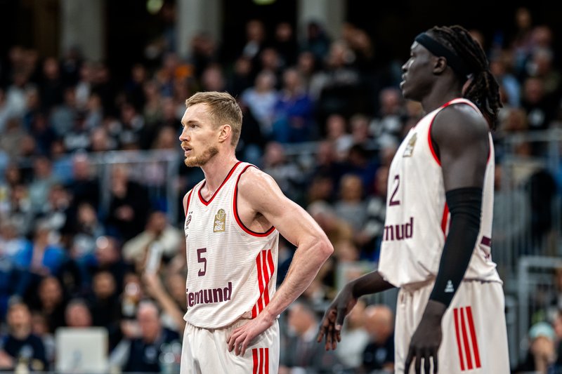 Niels Giffey (5; FC Bayern Basketball) und 2; FC Bayern Basketball auf dem Spielfeld