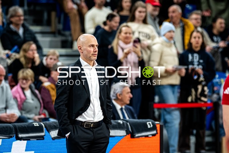 Szene mit Josh Oppenheimer (994; FC Bayern Basketball) am Spielfeldrand