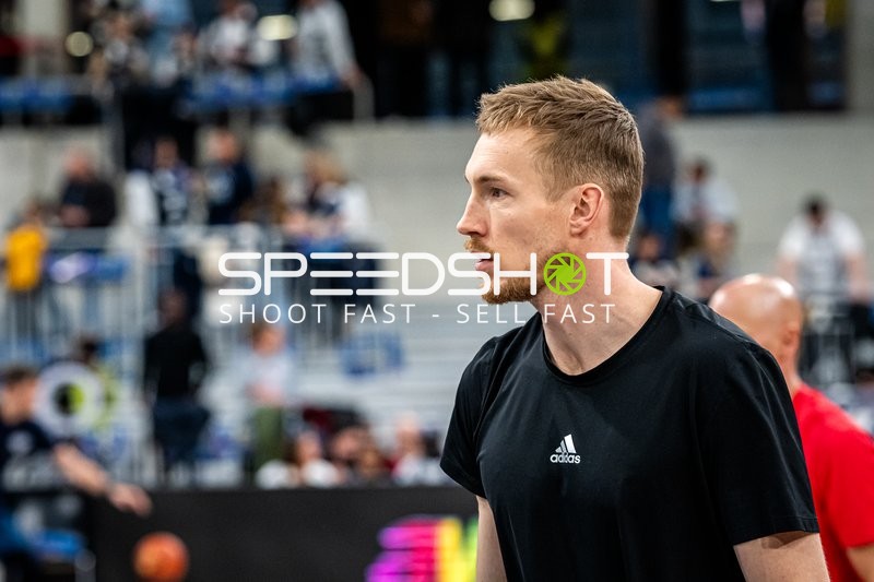 Basketball-Szene mit Niels Giffey (5; FC Bayern Basketball)