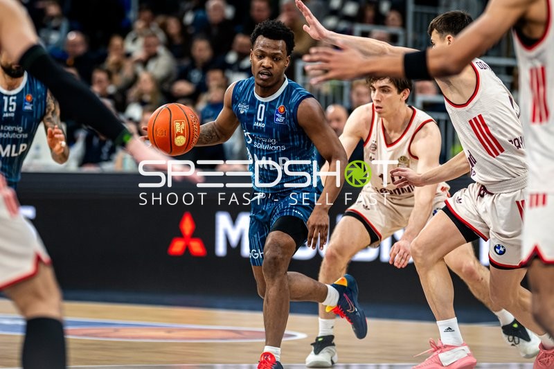 Spielaktion mit DJ Horne (0; MLP Academics Heidelberg) und Justinian Jessup (10; FC Bayern Basketball)