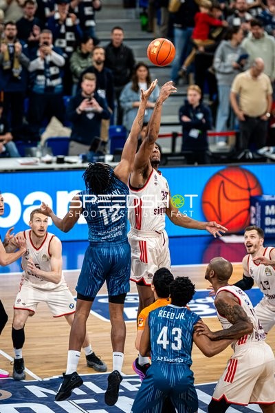 Spielaktion mit Niels Giffey (5; FC Bayern Basketball) und Andreas Obst (13; FC Bayern Basketball)
