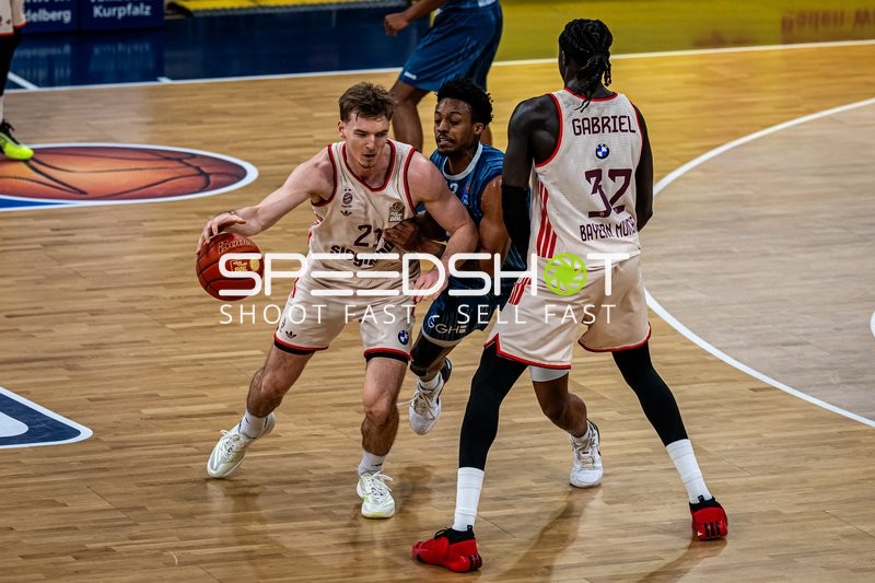 Spielaktion mit Eric Reed Jr. (43; MLP Academics Heidelberg) und Justus Hollatz (21; FC Bayern Basketball)