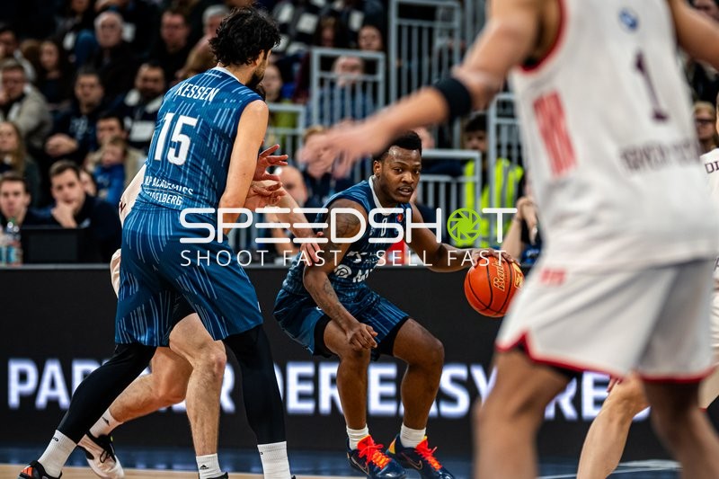 Spielaktion mit DJ Horne (0; MLP Academics Heidelberg) und Marcel Keßen (15; MLP Academics Heidelberg)