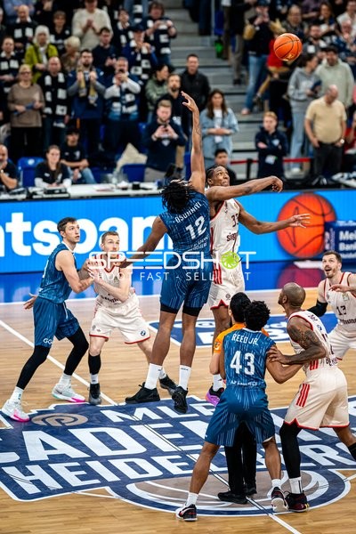 Spielaktion mit David McCormack (33; FC Bayern Basketball) und Ryan Mikesell (33; MLP Academics Heidelberg)