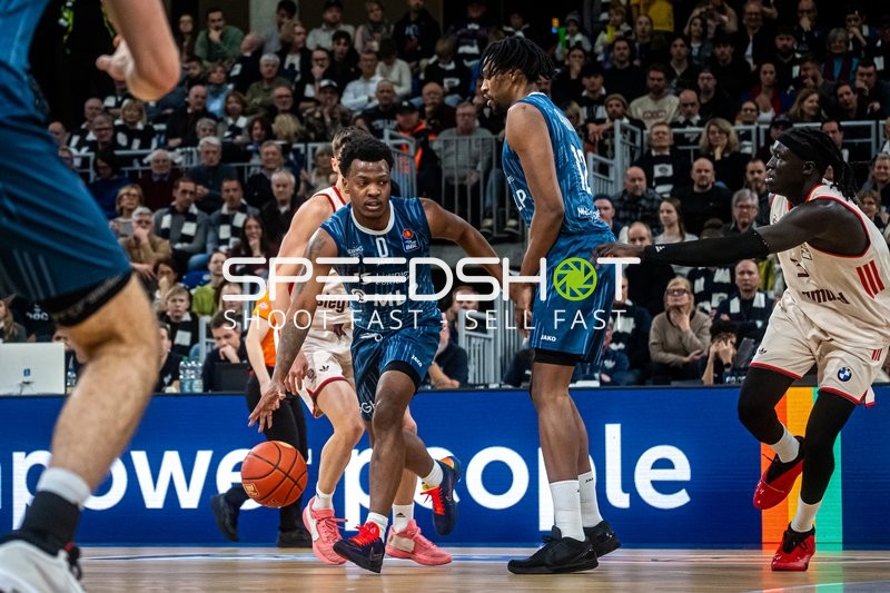 Spielaktion mit DJ Horne (0; MLP Academics Heidelberg) und Osun Osunniyi (12; MLP Academics Heidelberg)