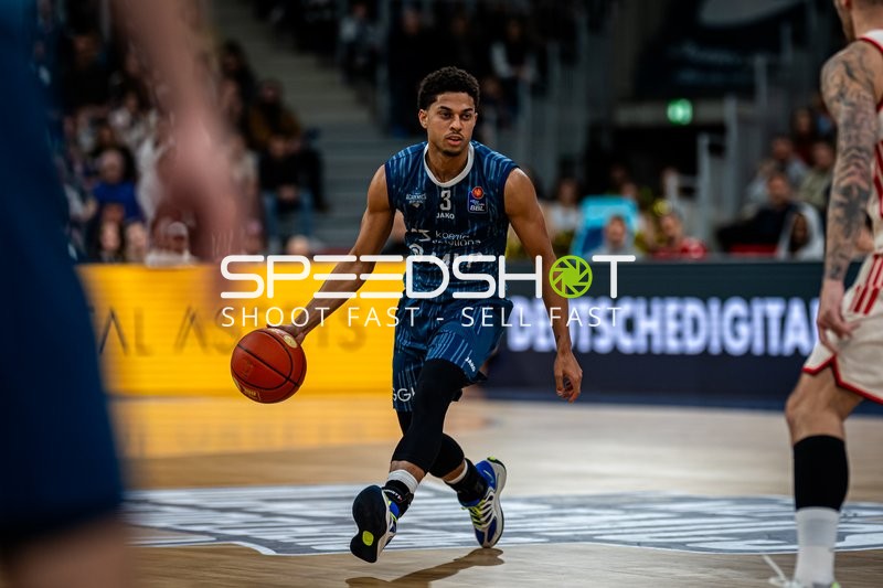 Spielaktion mit Kevin McClain (3; MLP Academics Heidelberg)