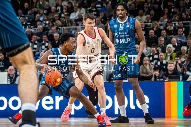 Spielaktion mit Osun Osunniyi (12; MLP Academics Heidelberg)