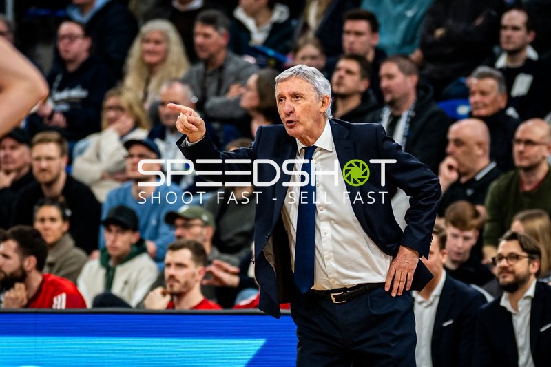 Coaching-Szene mit Svetislav Pesic (999; FC Bayern Basketball)