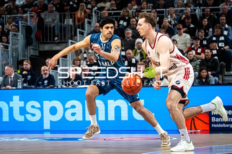 Spielaktion mit Justus Hollatz (21; FC Bayern Basketball) und Vladimir Lucic (11; FC Bayern Basketball)