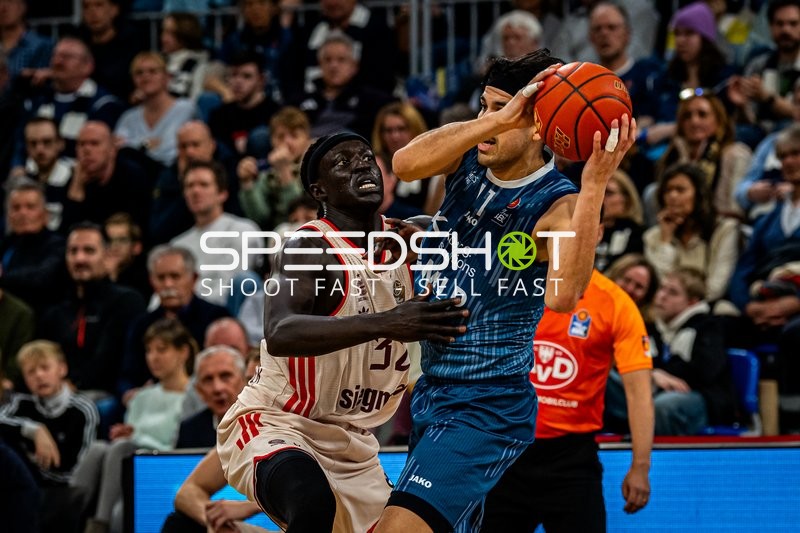 Spielaktion mit Wenyen Gabriel (32; FC Bayern Basketball) und Erol Ersek (11; MLP Academics Heidelberg)