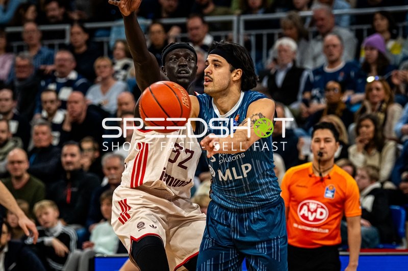 Spielaktion mit Wenyen Gabriel (32; FC Bayern Basketball) und Erol Ersek (11; MLP Academics Heidelberg)