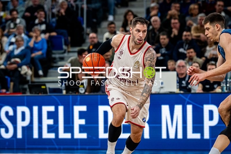 Spielaktion mit Stefan Jovic (16; FC Bayern Basketball) und Dusan Neskovic (7; MLP Academics Heidelberg)