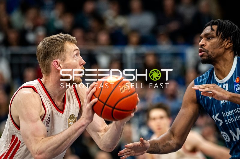 Spielaktion mit Osun Osunniyi (12; MLP Academics Heidelberg) und Niels Giffey (5; FC Bayern Basketball)