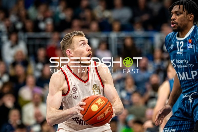 Spielaktion mit Osun Osunniyi (12; MLP Academics Heidelberg) und Niels Giffey (5; FC Bayern Basketball)