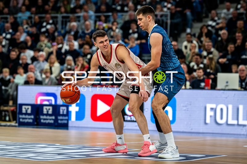 Spielaktion mit Dusan Neskovic (7; MLP Academics Heidelberg) und Neno Dimitrijevic (0; FC Bayern Basketball)