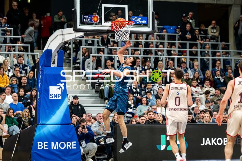 Spielaktion mit Samuell Williamson (10; MLP Academics Heidelberg) am Korb