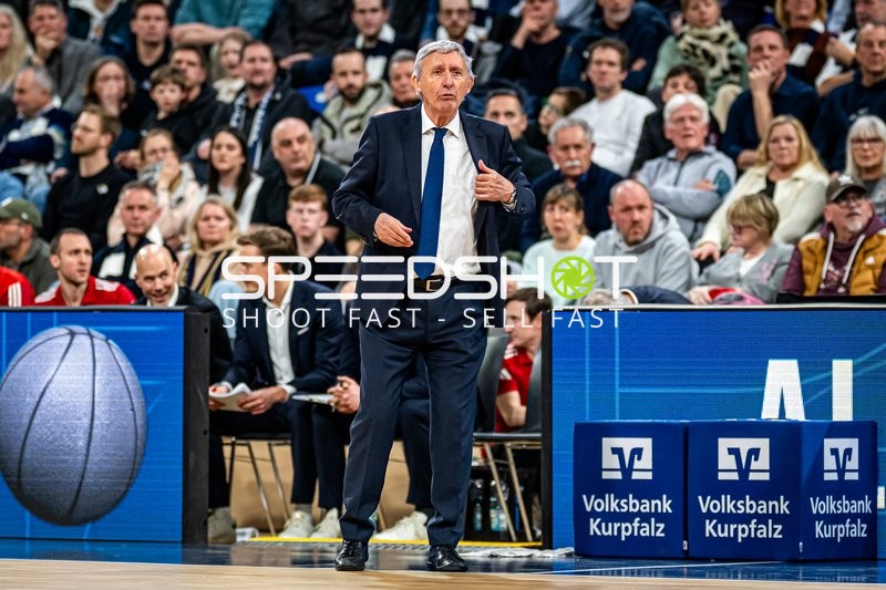 Szene mit Svetislav Pesic (999; FC Bayern Basketball) und Ivan Pijanec (907; FC Bayern Basketball)