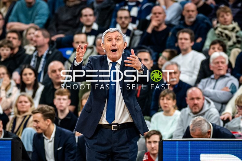 Szene mit Svetislav Pesic (999; FC Bayern Basketball) und Stefan Kaufmann (915; FC Bayern Basketball)