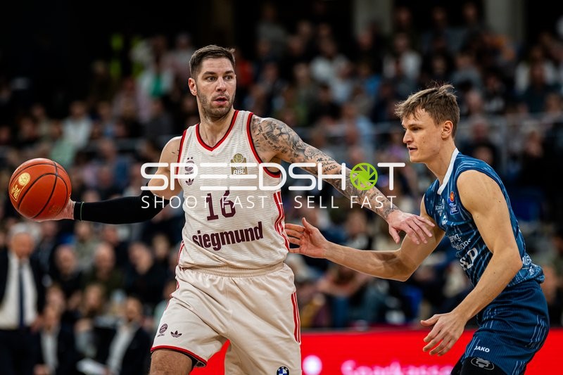 Spielaktion mit Stefan Jovic (16; FC Bayern Basketball) und Niklas Würzner (2; MLP Academics Heidelberg)