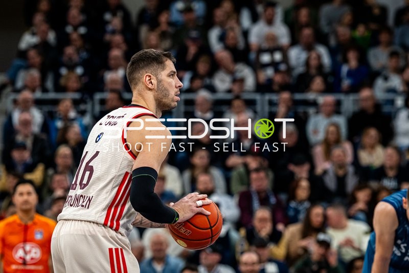 Stefan Jovic (16; FC Bayern Basketball) mit Ball in Aktion