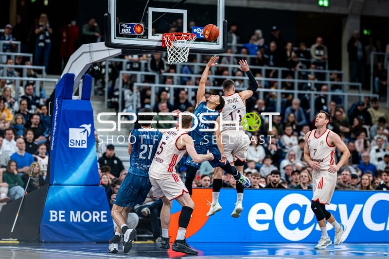 Spielaktion mit Johannes Voigtmann (7; FC Bayern Basketball)