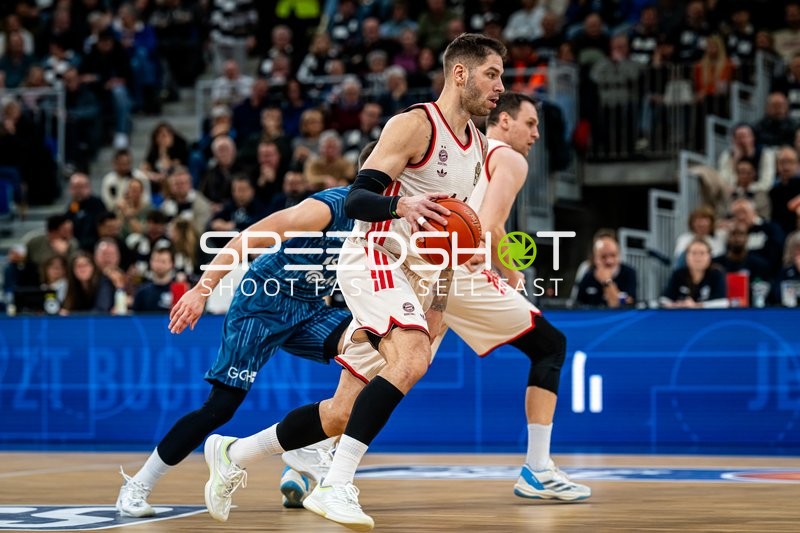 Stefan Jovic (16; FC Bayern Basketball) mit Ball, Johannes Voigtmann (7; FC Bayern Basketball) verteidigt