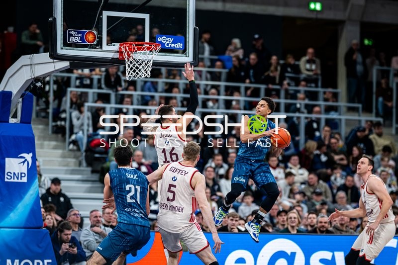 Spielaktion mit Kevin McClain (3; MLP Academics Heidelberg)