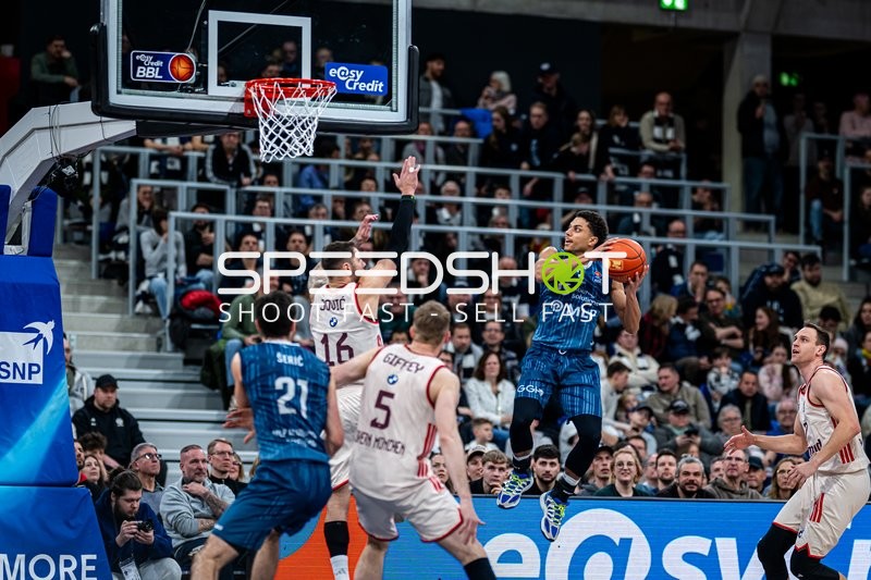 Spielaktion mit Kevin McClain (3; MLP Academics Heidelberg) und Johannes Voigtmann (7; FC Bayern Basketball)