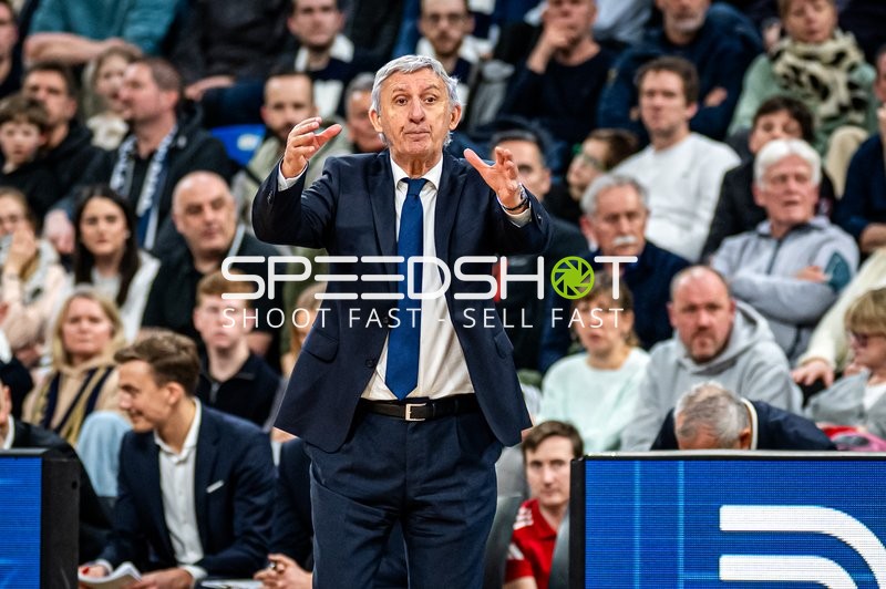 Szene mit Svetislav Pesic (999; FC Bayern Basketball) und Stefan Kaufmann (915; FC Bayern Basketball)