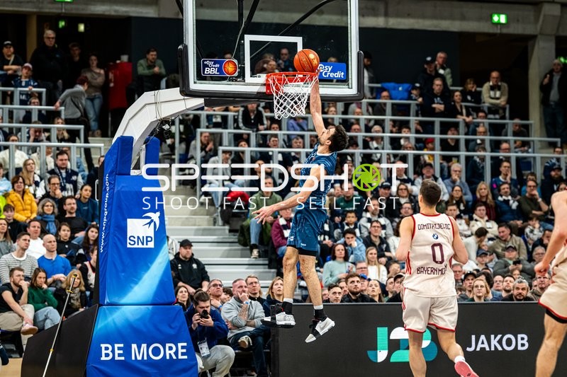 Spielaktion mit Samuell Williamson (10; MLP Academics Heidelberg) und Neno Dimitrijevic (0; FC Bayern Basketball)