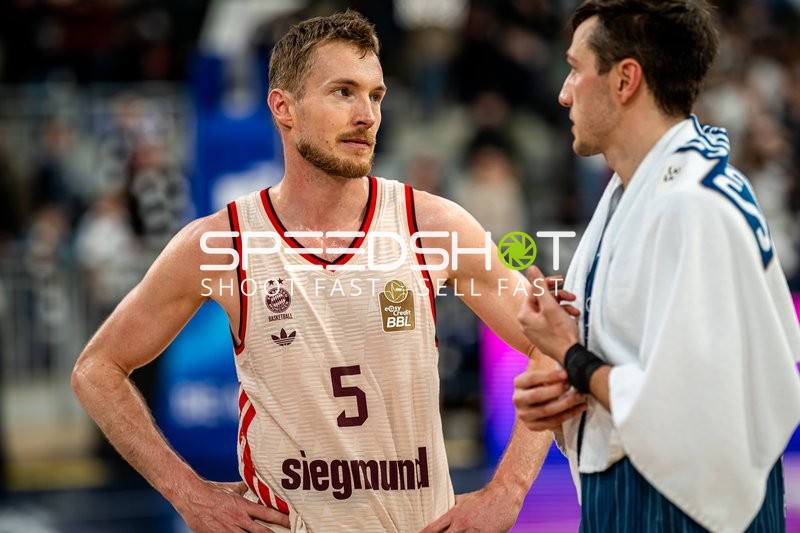 Szene mit Niels Giffey (5; FC Bayern Basketball) und Ryan Mikesell (33; MLP Academics Heidelberg)